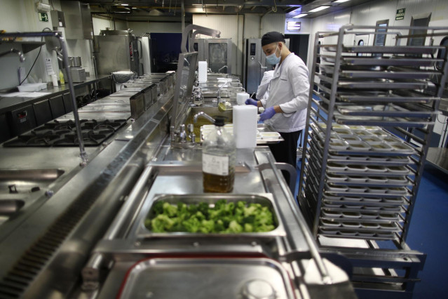 Archivo - Cocinero elaborando un catering