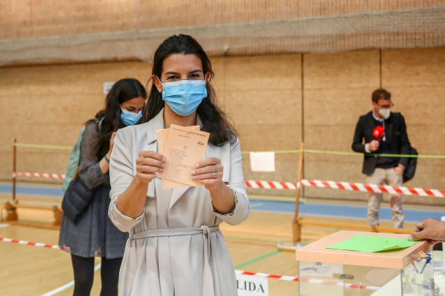 La candidata de Vox a la Presidencia de la Comunidad de Madrid, Rocío Monasterio, muestra su papeleta de Vox antes de ejercer su derecho a voto en el Colegio San Agustín.