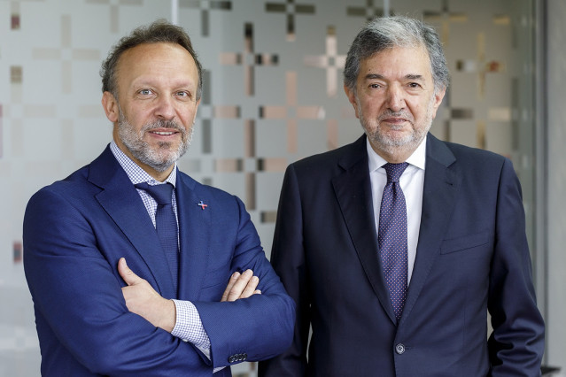 Archivo - Luis de Torres (izquierda) junto al presidente saliente, Farrokh Keneshkar.