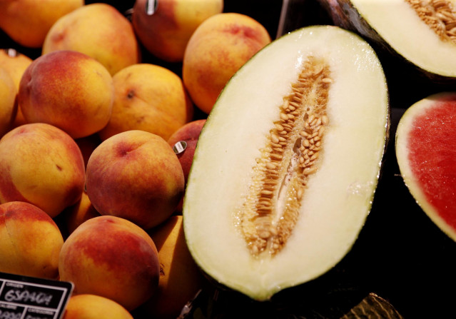 Archivo - Melocotones, sandías y melones en un mercado.