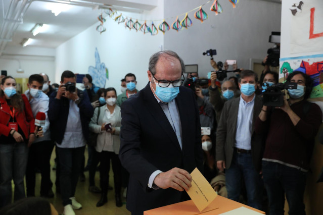El candidato del PSOE a la Presidencia de la Comunidad de Madrid, Ángel Gabilondo ejerce su derecho a voto en el Colegio Joaquín Turina, a 4 de mayo de 2021, en Madrid (España). Un total de 5.112.658 madrileños están llamados a las urnas hoy 4 de mayo, lo