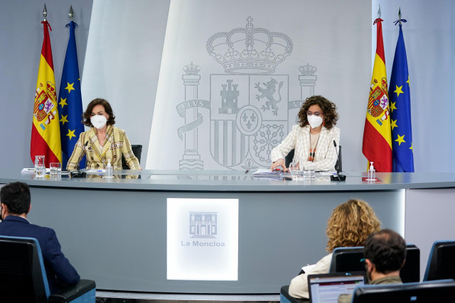 La vicepresidenta primera, Carmen Calvo (i), y la ministra portavoz, María Jesús Montero (d) comparecen en rueda de prensa posterior al Consejo de Ministros en Moncloa, a 4 de mayo de 2021, en Madrid (España).