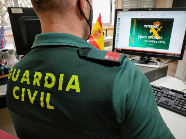 Archivo - Un agente de la Guardia Civil frente a un ordenador