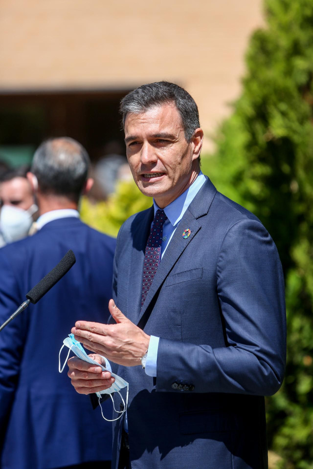 El secretario general del PSOE y presidente del Gobierno, Pedro Sánchez, ofrece declaraciones a los medios de comunicación tras ejercer su derecho a voto en el Centro Cultural Volturno