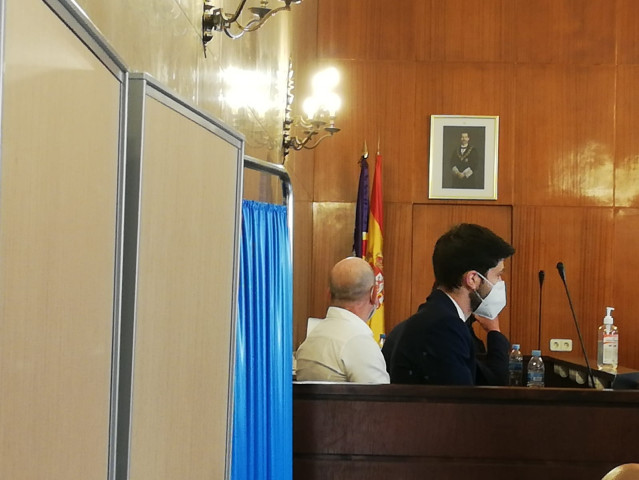 El acusado de homicidio por una agresión a un turista en Magaluf, sentado en la sala de vistas de la Audiencia Provincial, evitando mirar a las cámaras.