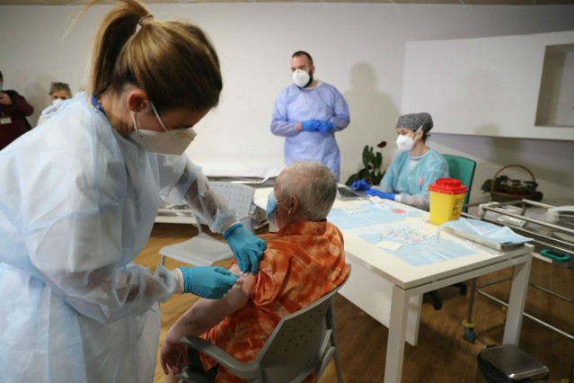 Archivo - Primeras vacunas de Pfizer aplicadas en Asturias contra el COVID-19