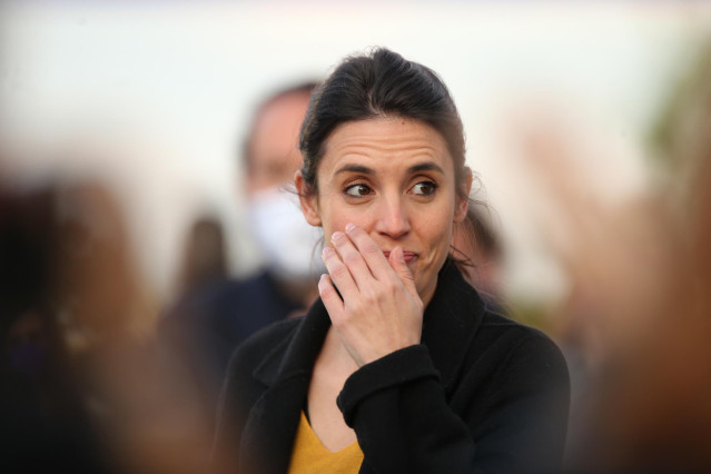 La ministra de Igualdad, Irene Montero durante el acto de cierre de campaña del partido en el anfiteatro Lourdes y Mariano del parque de la Cuña Verde de Vicálvaro, a 2 de mayo de 2021, en Madrid (España). El acto tendrá aforo limitado y respetará todas l