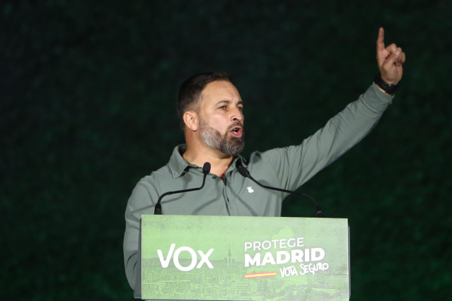 El líder de Vox, Santiago Abascal, en el acto de cierre de campaña en la plaza de Colón