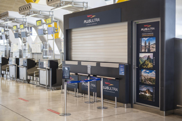 Un stand de la aerolínea Plus Ultra, en el aeropuerto de Madrid - Barajas Adolfo Suárez, a 21 de abril de 2021, en Madrid (España).
