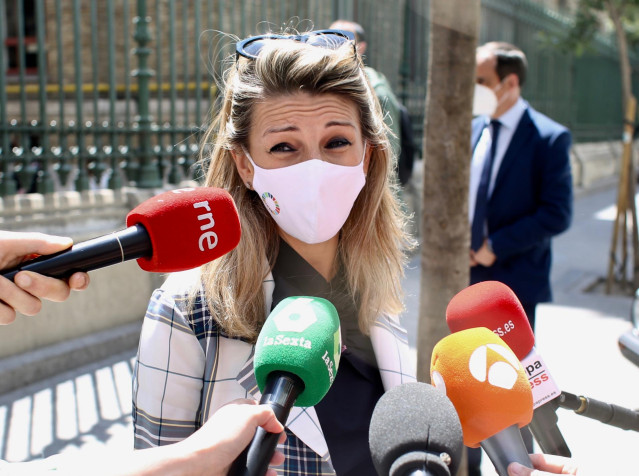 La vicepresidenta tercera y ministra de Trabajo, Yolanda Díaz, ofrece declaraciones a los medios de comunicación tras ejercer su derecho a voto en la Escuela Técnica Superior de Ingenieros de Minas y Energía, a 4 de mayo de 2021, en Madrid (España).