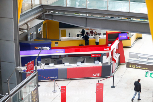 Archivo - Budget y Avis en el aeropuerto Adolfo Suárez Madrid-Barajas.