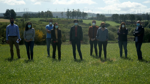 La portavoz nacional del BNG, Ana Pontón, con miembros de la formación frentista en un parque eólico paralizado por el gobierno municipal en Mazaricos (A Coruña)