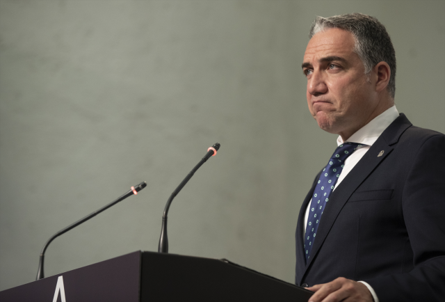 El consejero de Presidencia, Administración Pública e Interior y portavoz del gobierno andaluz, Elías Bendodo, durante su intervención en la rueda de prensa posterior a la reunión del Consejo de Gobierno de la Junta de Andalucía. En Sevilla (Andalucía, Es