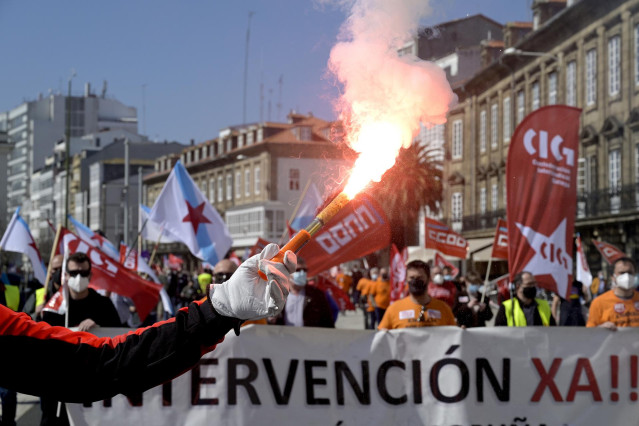 Archivo - Decenas de personas con banderas de sindicatos y humo durante una manifestación convocada por varios sindicatos