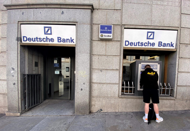 Archivo - Un hombre retira dinero de un cajero Deutsche Bank, en Madrid (España), a 7 de febrero de 2020.