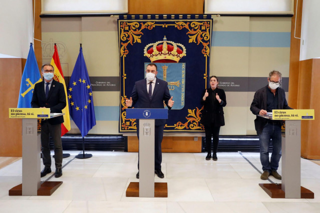Adrián Barbón, en el centro