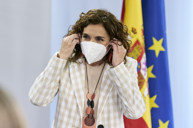 La ministra portavoz y de Hacienda, María Jesús Montero, a su salida de una rueda de prensa posterior al Consejo de Ministro s en Moncloa, a 4 de mayo de 2021, en Madrid (España). El Consejo de Ministros de hoy ha sido el último que el Gobierno ha celebra