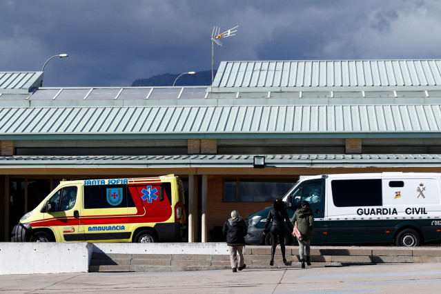 Archivo - Una ambulancia espera fuera en la entrada de acceso de la cárcel de Soto del Real (Madrid).