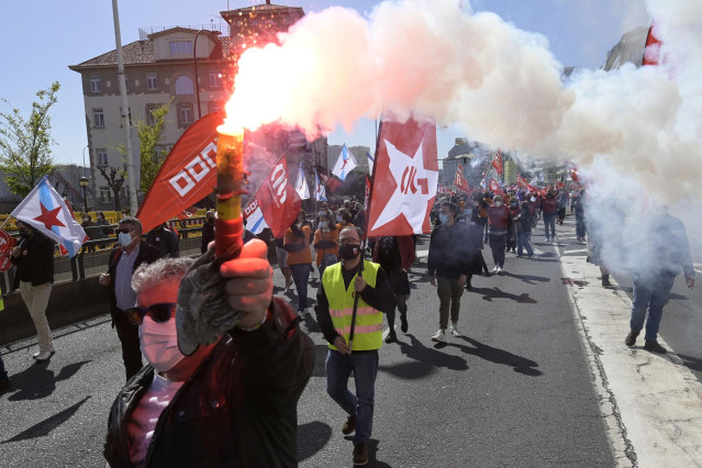 Archivo - Decenas de personas con banderas de sindicatos y humo durante una manifestación convocada por varios sindicatos