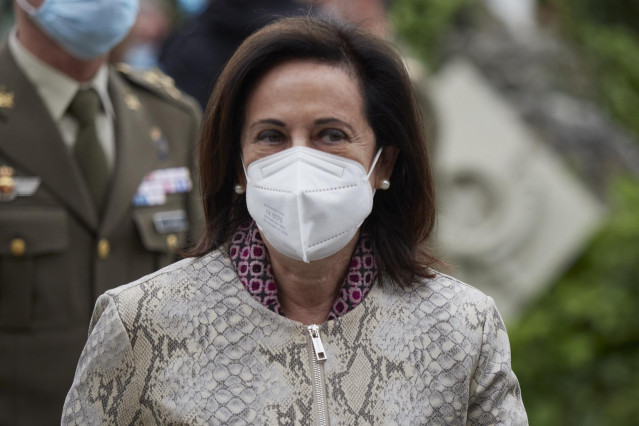 La ministra de Defensa, Margarita Robles, durante un acto en homenaje al cabo fallecido del Regimiento de Infantería América 66, a 3 de mayo de 2021, en el Acuartelamiento de Aizoáin, Berrioplano, Navarra, (España). La ministra trasladará sus condolencias