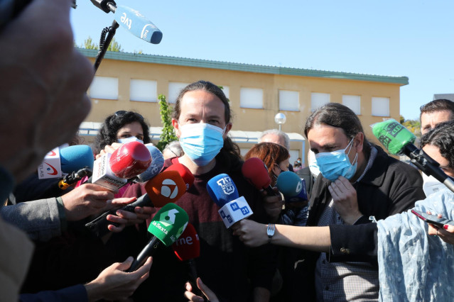 El candidato de Unidas Podemos a la Presidencia de la Comunidad de Madrid y secretario general de Podemos, Pablo Iglesias ofrece declaraciones a los medios tras ejercer su derecho a voto en el Colegio Público La Navata, a 4 de mayo de 2021, en Galapagar