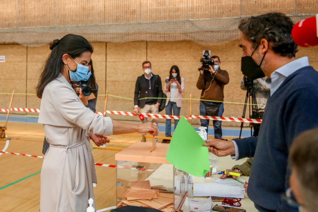 La candidata de Vox a la Presidencia de la Comunidad de Madrid, Rocío Monasterio, ejerce su derecho a voto en el Colegio San Agustín.