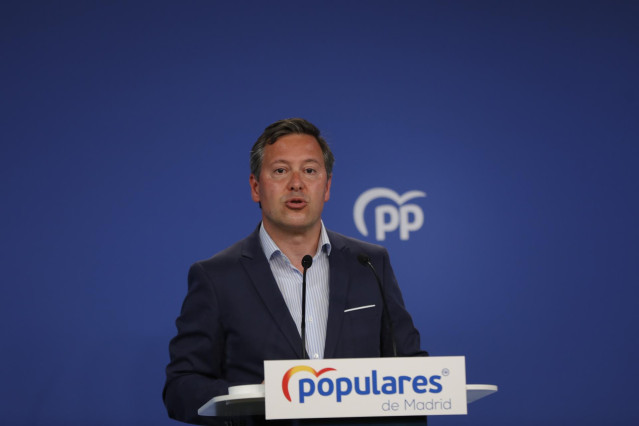 El jefe de campaña de Isabel Díaz Ayuso, Alfonso Serrano, interviene en una rueda de prensa