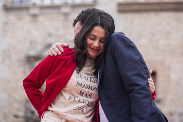 La presidenta de Ciudadanos, Inés Arrimadas y el candidato de Cs a la Presidencia de la Comunidad de Madrid, Edmundo Bal, en el último acto de campaña, en la Plaza de la Villa de Madrid.