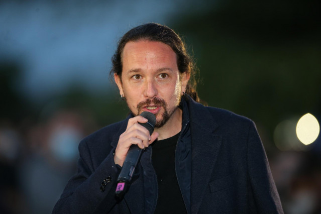 El candidato de Unidas Podemos a la presidencia de la Comunidad de Madrid y secretario general de Podemos, Pablo Iglesias interviene durante el acto de cierre de campaña del partido en el anfiteatro Lourdes y Mariano del parque de la Cuña Verde de Vicálva