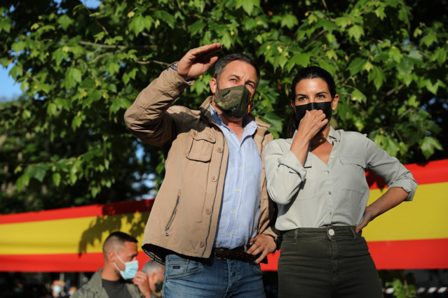 El líder de la formación, Santiago Abascal y la candidata de Vox a la Presidencia de la Comunidad de Madrid, Rocío Monasterio