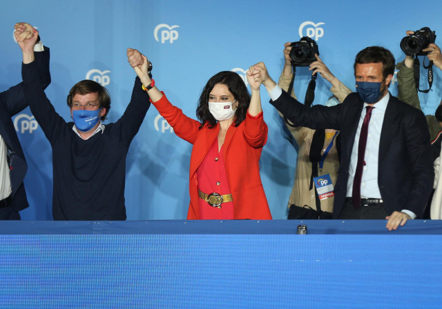 El alcalde de Madrid, José Luis Martínez-Almeida; la presidenta de la Comunidad de Madrid y candidata a la reelección por el PP, Isabel Díaz Ayuso, y el presidente del PP, Pablo Casado, celebran los resultados en la sede del partido