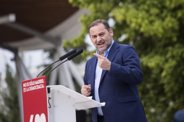 El ministro de Transportes, Movilidad y Agenda Urbana, José Luis Ábalos, durante un acto del partido en el barrio de Aluche a 1 de mayo de 2021, en Madrid (España)