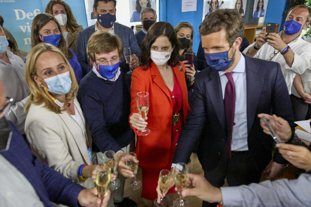 El alcalde de Marid, José Luis Martínez-Almeida, la candidatal PP, Isabel Díaz Ayuso, y el líder del PP, Pablo Casado, brindan para celebrar la victoria electoral en la sede del partido. En Madrid, a 4 de mayo de 2021.