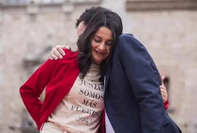 La presidenta de Ciudadanos, Inés Arrimadas, se abraza con el candidato de Cs a la Presidencia de la Comunidad de Madrid, Edmundo Bal, en un acto electoral en Madrid.