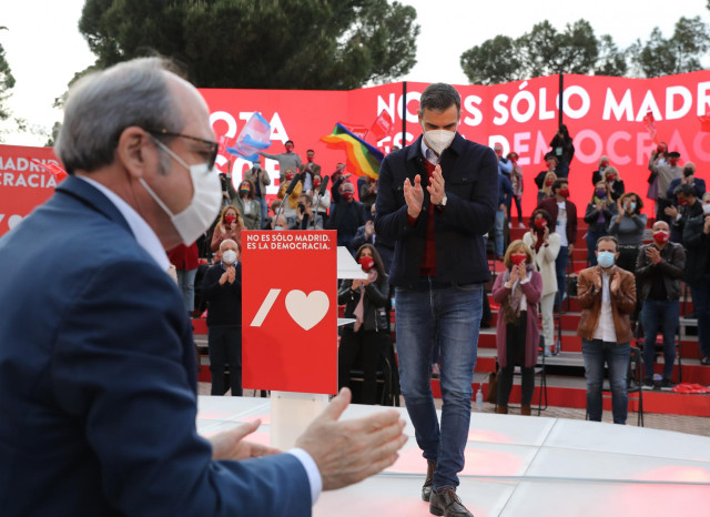 El candidato del PSOE a la Presidencia de la Comunidad de Madrid, Ángel Gabilondo (i) y el presidente Pedro Sánchez).