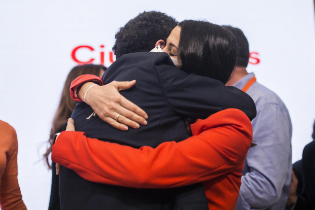 El candidato de Ciudadanos a la Presidencia de la Comunidad de Madrid, Edmundo Bal, abraza a la presidenta del partido, Inés Arrimadas, en la sede de Cs tras conocerse el resultado de las elecciones autonómicas.