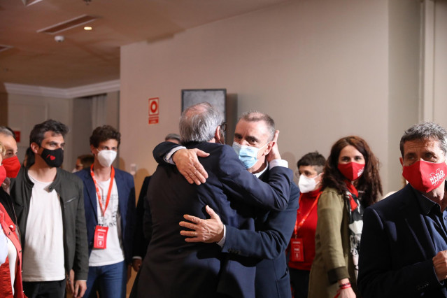 Angel Gabilondo abraza a José Manuel Franco momentos antes de ofrecer una rueda de prensa tras las votaciones de la jornada electoral, a 4 de mayo de 2021, en Madrid (España).