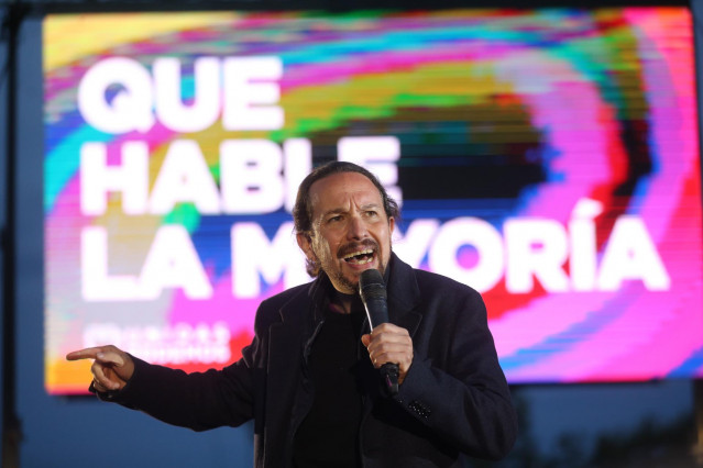 El candidato de Unidas Podemos a la presidencia de la Comunidad de Madrid y secretario general de Podemos, Pablo Iglesias interviene durante el acto de cierre de campaña del partido en el anfiteatro Lourdes y Mariano del parque de la Cuña Verde de Vicálva