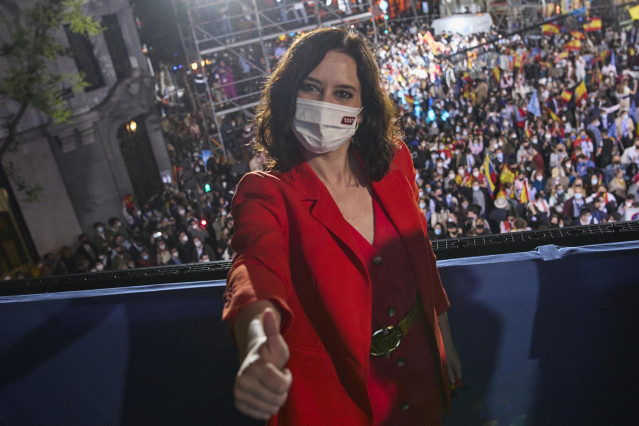 La presidenta de la Comunidad de Madrid y candidata a la reelección por el PP, Isabel Díaz Ayuso, posa en el balcón de la sede del partido