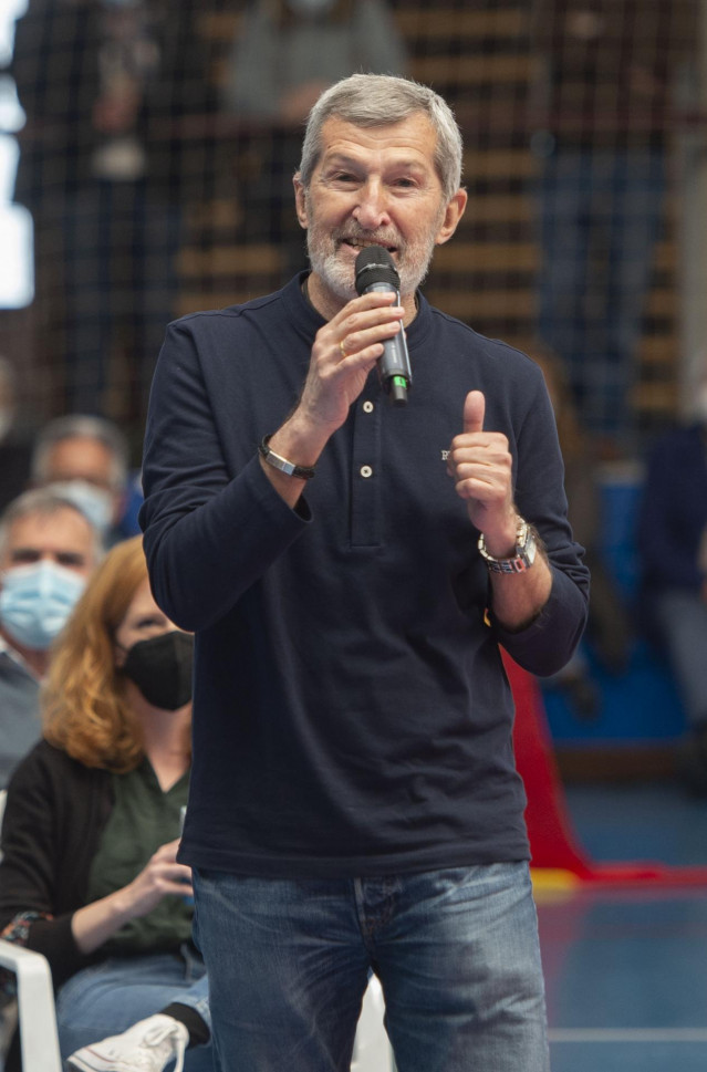 Uno de los candidatos de Unidas Podemos a la Asamblea de Madrid, Julio Rodríguez interviene durante un acto del partido en el Polideportivo municipal Cerro Buenavista de Getafe,  a 27 de abril de 2021, en Madrid (España).