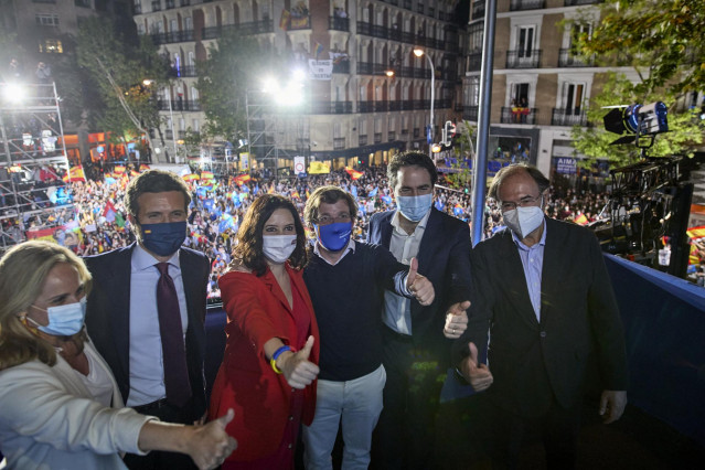 El líder del PP, Pablo Casado; la presidenta de la Comunidad de Madrid, Isabel Díaz Ayuso; el alcalde de Madrid, José Luis Martínez-Almeida; y otros miembros del PP celebran la victoria electoral el 4M. En Madrid, a 4 de mayo de 2021.