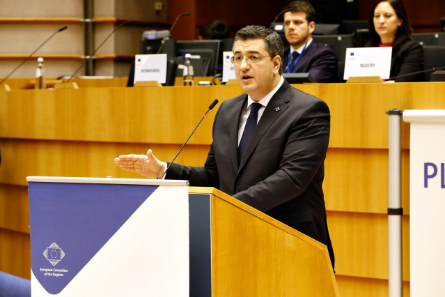 Archivo - Foto de archivo del presidente del Comité de las Regiones de la UE, Apostolos Tzitzikostas, durante una rueda de prensa en el marco de la sesión plenaria 138 del Comité, en la que fue elegido presidente en Bruselas (Bélgica) a 12 de febrero de 2