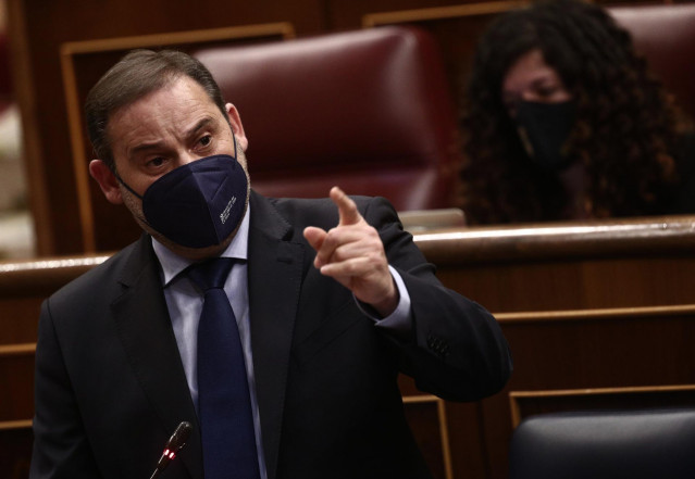 El ministro de Transportes, Movilidad y Agenda Urbana, José Luis Ábalos, interviene en una sesión de control al Gobierno, a 14 de abril de 2021, en el Congreso de los Diputados, Madrid, (España). Durante el pleno, el Gobierno dará cuenta de los datos y ge