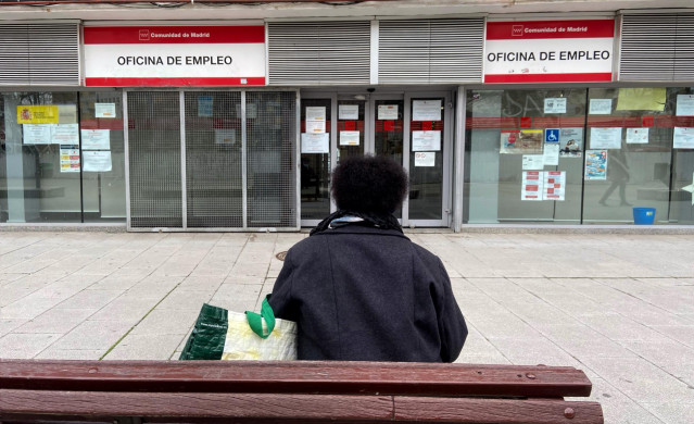 Archivo - Una persona espera en las inmediaciones de una Oficina de Empleo ubicada en Alcorcón, Madrid, (España).
