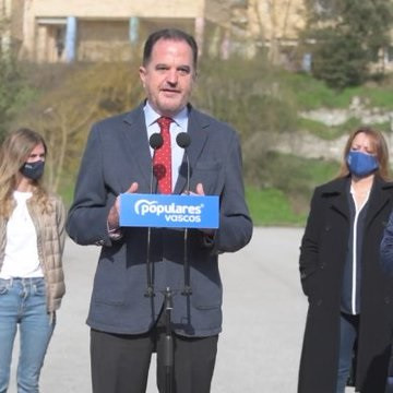 Archivo - El presidente del PP vasco, Carlos Iturgaiz, en un acto celebrado en el exterior de la antigua cárcel de Nanclares de la oca (Álava)