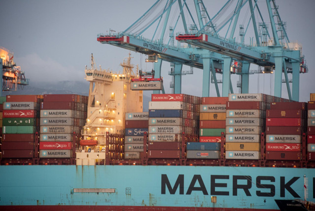 Archivo - Los buques ,Maersk Denver y Mary Maersk, en  la terminal de APM, gestionada por Maerks .en el puerto de Algeciras (Cádiz),  donde se están realizando trabajos de descarga de contenedores, después de arribar procedente del Canal de Suez (Egipto)
