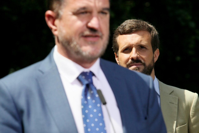 Archivo - El presidente del PP vasco, Carlos Iturgaiz (i), en una intervención junto al presidente del Partido Popular, Pablo Casado (d), durante una visita a la empresa Viralgen, dedicada al sector biofarmacéutico, en San Sebastián