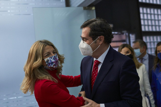La ministra de Trabajo y Economía Social, Yolanda Díaz, y el presidente de la CEOE, Antonio Garamendi, en una imagen de archivo