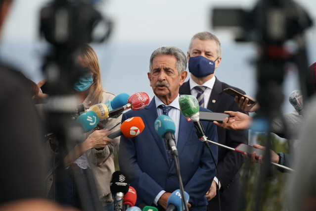 Archivo - El presidente de Cantabria, Miguel Ángel Revilla, ofrece declaraciones a los medios de comunicación tras su encuentro con el lehendakari, Íñigo Urkullu en Muskiz, Vizcaya.