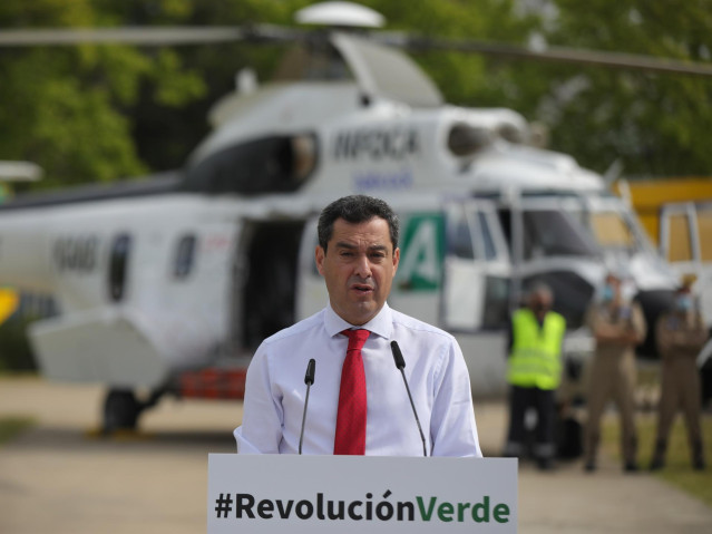El presidente de la Junta de Andalucía, Juanma Moreno, en la presentación del nuevo dispositivo del Infoca.